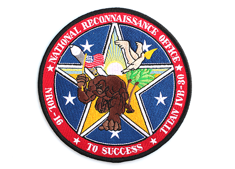 Illustration for article titled Algunos de los inquietantes emblemas que adornan las misiones espaciales de espionaje